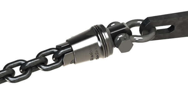 Mantus Marine Swivel S2 connected to anchor chain for optimal security and performance.