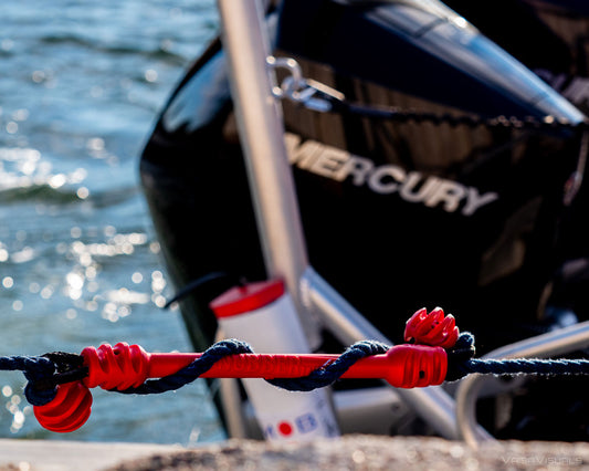 Snubber TWIST Single Finnish dock line shock absorber installed on boat mooring line absorbing tension at dock
