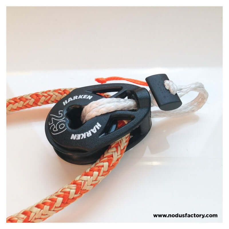 Nodus T-Close soft shackle fitted to an open-center Harken block