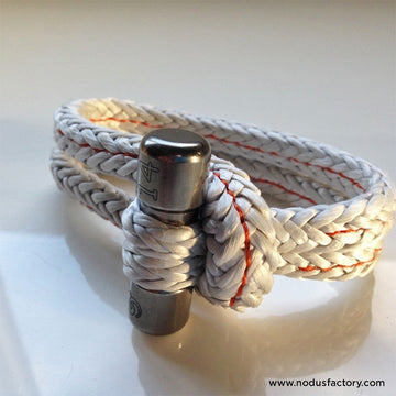 Close-up of the Nodus M high-load soft shackle and metal T-shaped fastener